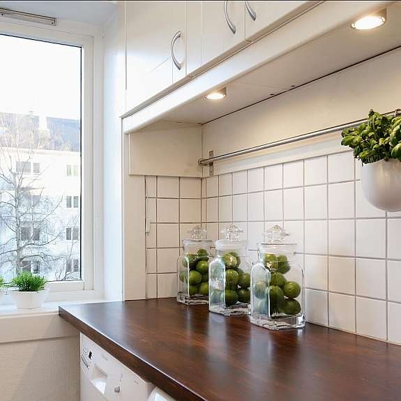 God benkeplass og skapplass på kjøkken Galleribilde