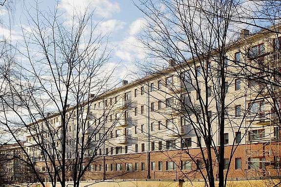 Fasade med bjørkealleen i forgrunn Galleribilde