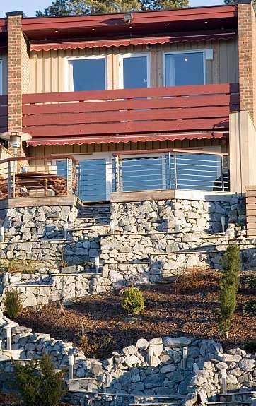 Belyst trappeparsel på vei ned til morgenbadet Galleribilde