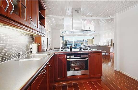 "Semi" profesjonelt kjøkken av høy klasse Galleribilde