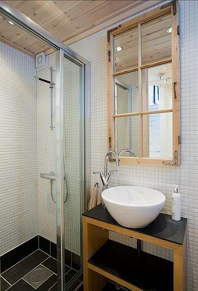 Delikat gjestebad med toalett i underetasjen. Galleribilde