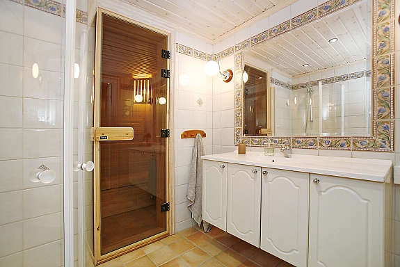 Bad i kjelleretasje med inngang til badstu Galleribilde