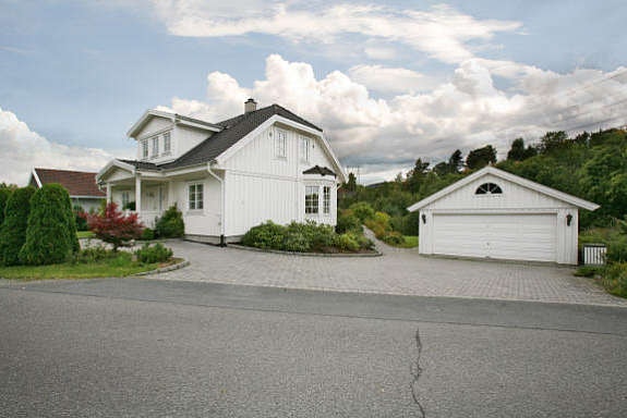 Fasade med garasje og gårdsplass Galleribilde