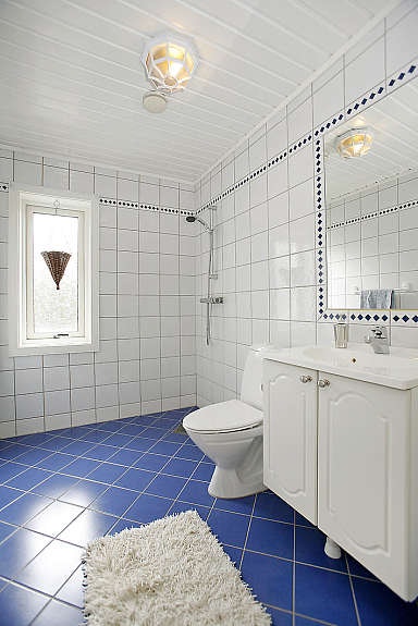 Dusjbad i 1. etasje Galleribilde