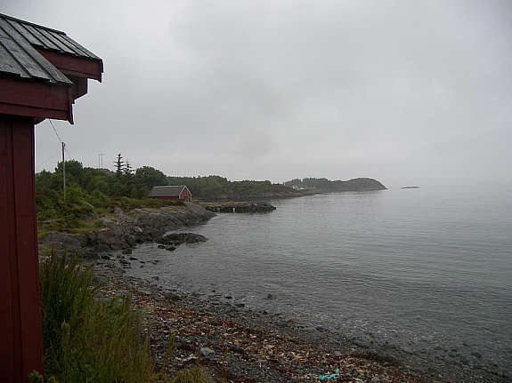 Naust ved strand Galleribilde