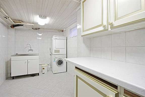 Vaskerommet i kjelleren - også et godt arbeidsrom. Galleribilde