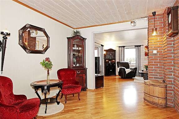 Koselig liten mellomstue binder sammen kjøkken, Tv-stue og hovedstue. Galleribilde