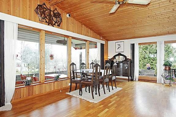 Hovedstuen - store vinduer og utgang til terrassen. Galleribilde