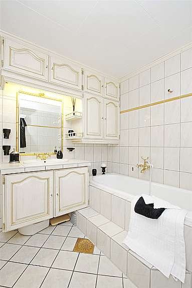 Badet i 1.etasje har både badekar og dusjnisje. Galleribilde