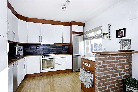 Nyere kjøkken fra Designa i hvitt/kirsebær med integrert stekovn, keramisk topp og opplegg for oppvaskemaskin. Galleribilde