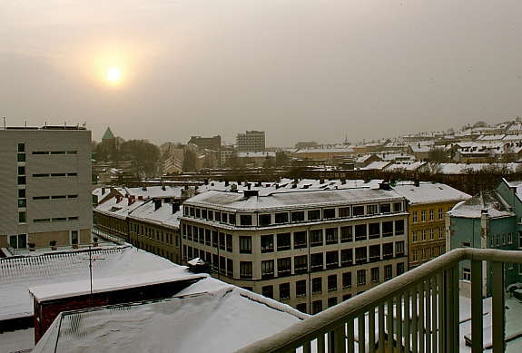 Fantastisk utsikt over byen fra stor balkong Galleribilde