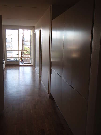 Gang med garderobe Galleribilde