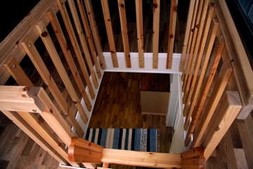 Frå hemsen, ned mot hovedetasje. Galleribilde