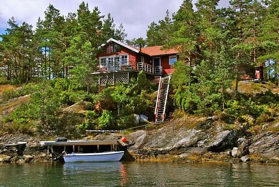 Hytte sett fra sjøen Galleribilde