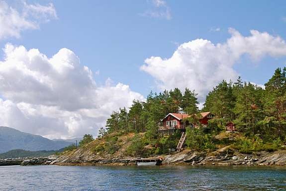 Hytte sett fra sjøen Galleribilde
