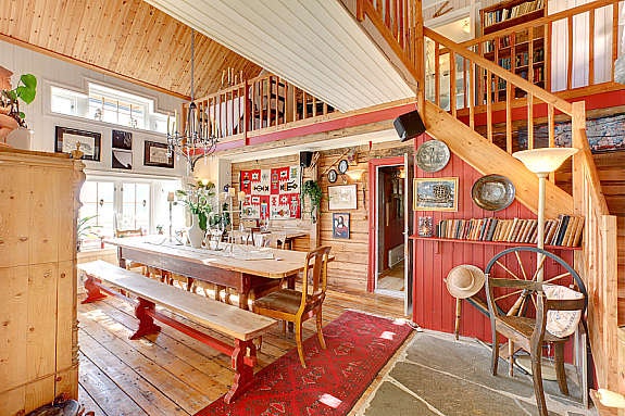 Høystua med gangvei til tårrommet over. Orginalt gulv og Altaskifter. Galleribilde