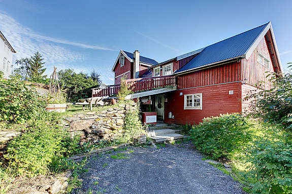 Opp mot fjøset. Galleribilde