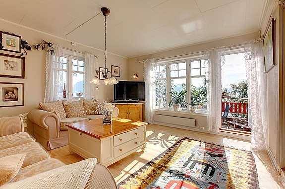 Utgang fra tårnstue ut til veranda. Galleribilde