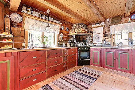 Kjøkkenet i fjøset er holdt i gammelromantisk stil. Galleribilde