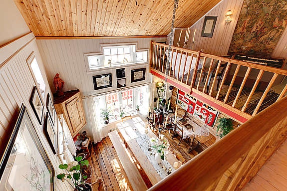 Høystua sett fra gangbrua som går til tårnet. 7 meter takhøyde. Galleribilde