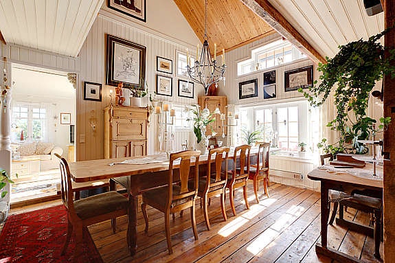 Høystua med det opprinnelige fjøsgulvet som er høvlet, pusset og lakket. Galleribilde