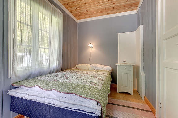 Soverom i 1. etasje i hovedhuset. Galleribilde