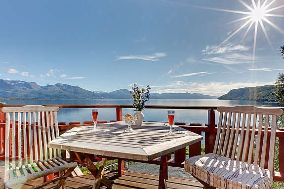 Stemningsbilde fra verandaen utenfor fjøset. Galleribilde