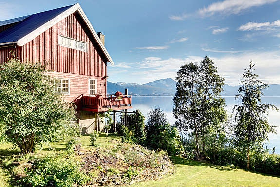 Hagen og gårdstunet på siden av fjøset. Galleribilde