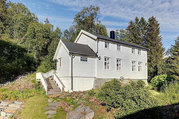 Hovedhuset med del av hage. Galleribilde