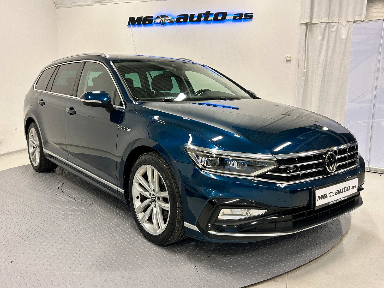 Volkswagen Passat 200HK 4MO*DSG*R-LINE*ADAP CRU*NAVI*KAMERA*WEBASTO*KROK 2