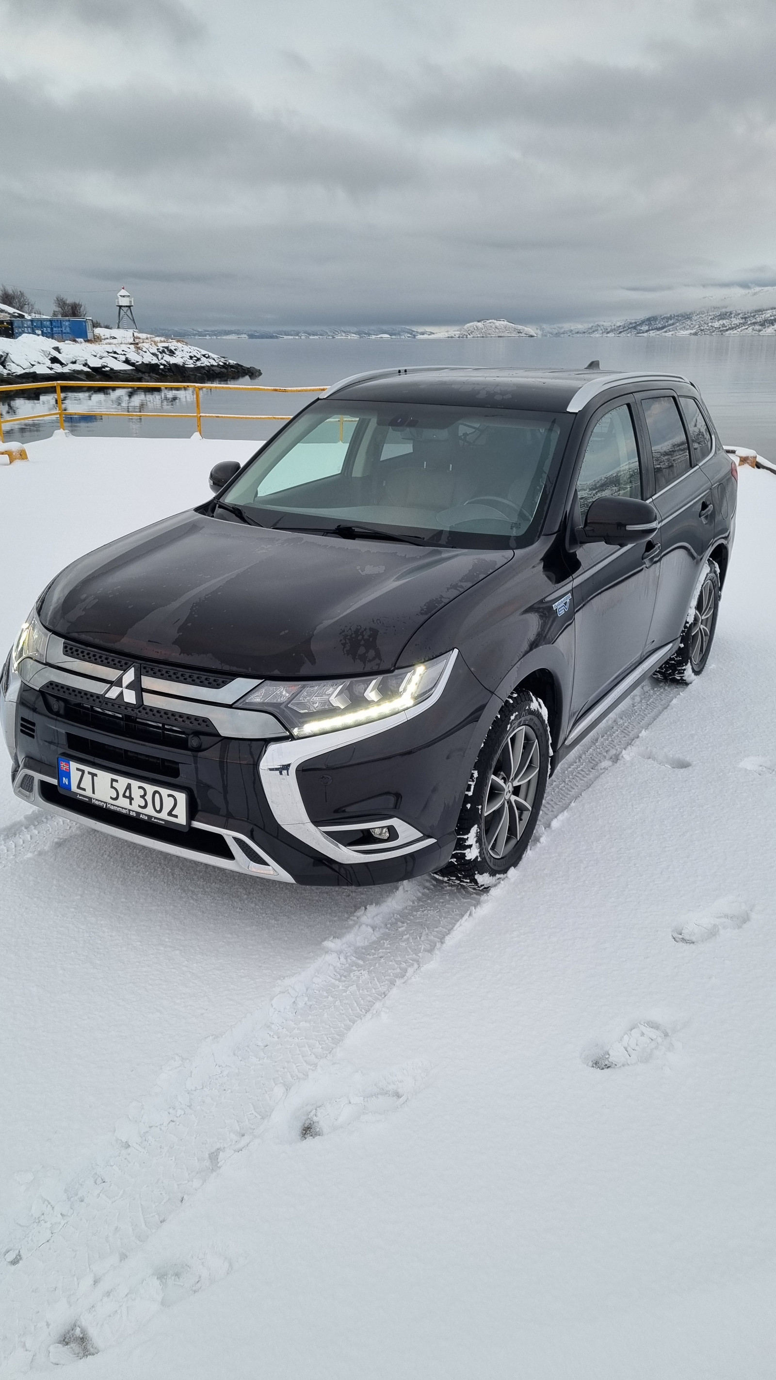 Mitsubishi Outlander PHEV Intense + 224 HK, Delskinn, H.feste.