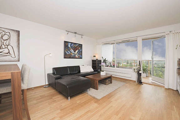 Stue ut mot balkong Galleribilde