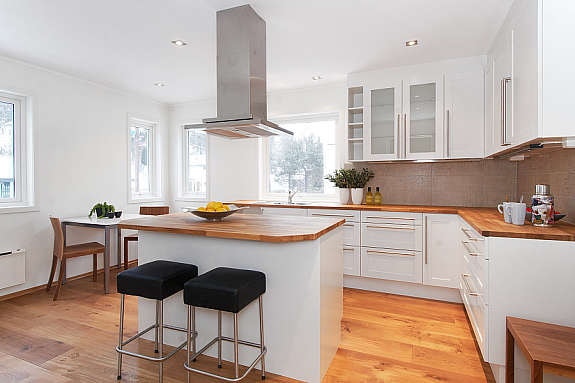 Stort spisekjøkken i moderne utrykk. Galleribilde