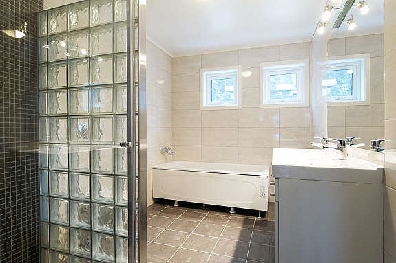 Baderom i 2. etasje med dusjnisje og badekar. Galleribilde