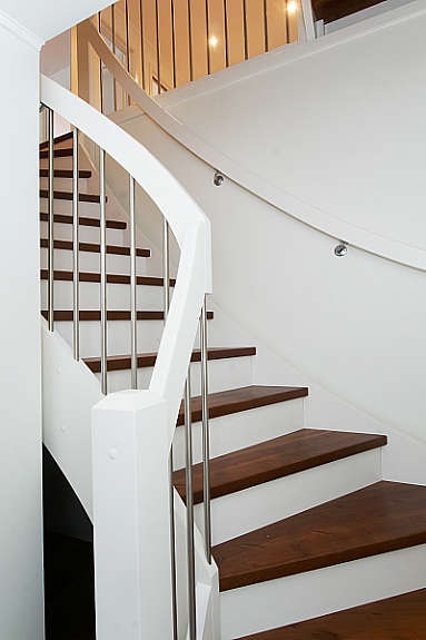 Detaljer av trappeløsningen i boligen. Galleribilde