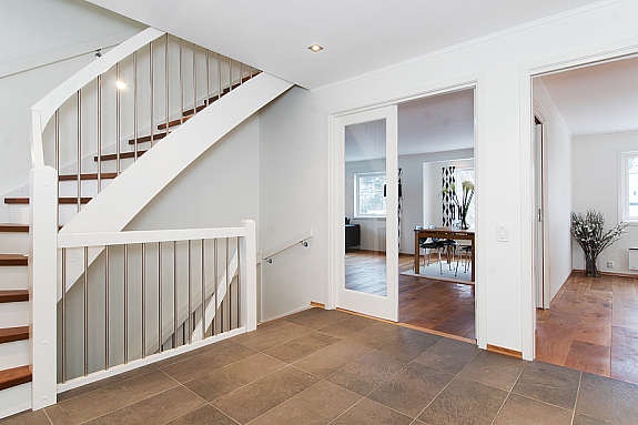 Romslig hall med eksklusive gulvfliser. Galleribilde