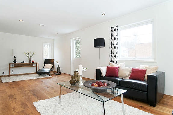 Stor vinkelstue med gulvbord i heltre eik. Galleribilde