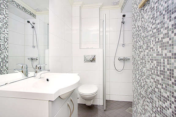 Pent flislagt baderom Galleribilde