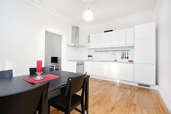 Romslig kjøkken med spiseplass Galleribilde