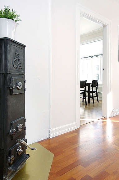 Stue med vedovn Galleribilde