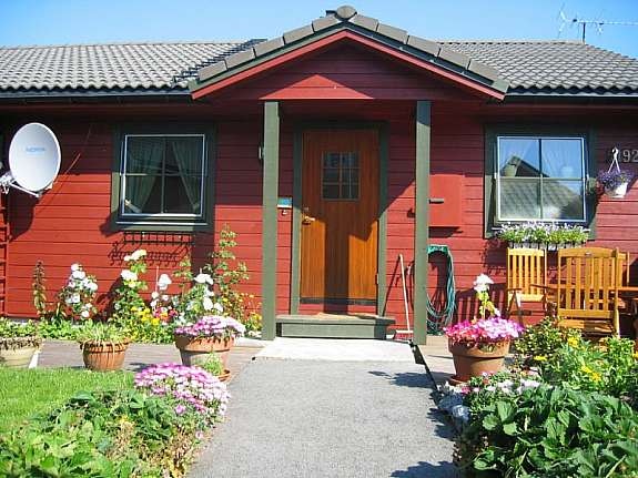 Sommerbilde av inngangsparti tatt av selger. Galleribilde