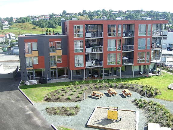 Tun med lekeplass Galleribilde