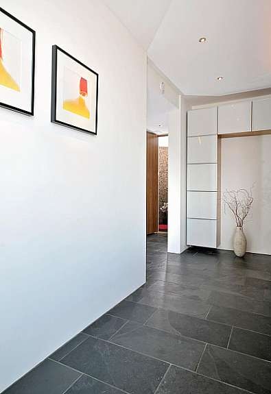 Gang til spisestue, gjestetoalett og reoler Galleribilde