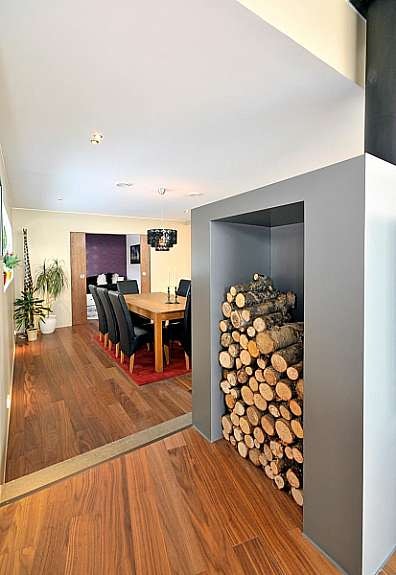 Spisestue sett fra langveggen i stua. Galleribilde