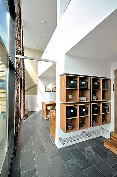 Entré, inngang til garasje skimtes til høyre Galleribilde