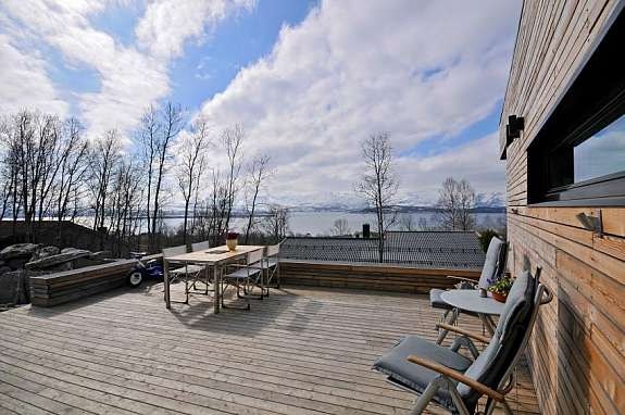 Terrasse med utgang fra kjøkken Galleribilde