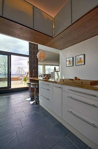 Kjøkken, utgang til terrasse fra gang. Galleribilde