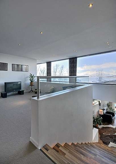 Tv-stue i overetasje. Galleribilde