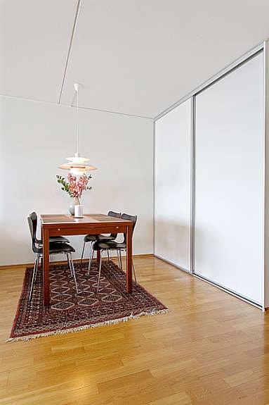 Praktisk skap med skyvedører. Galleribilde