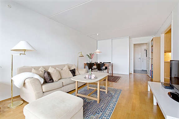 Romslig stue med plass til både sofagruppe og spisebord. Galleribilde